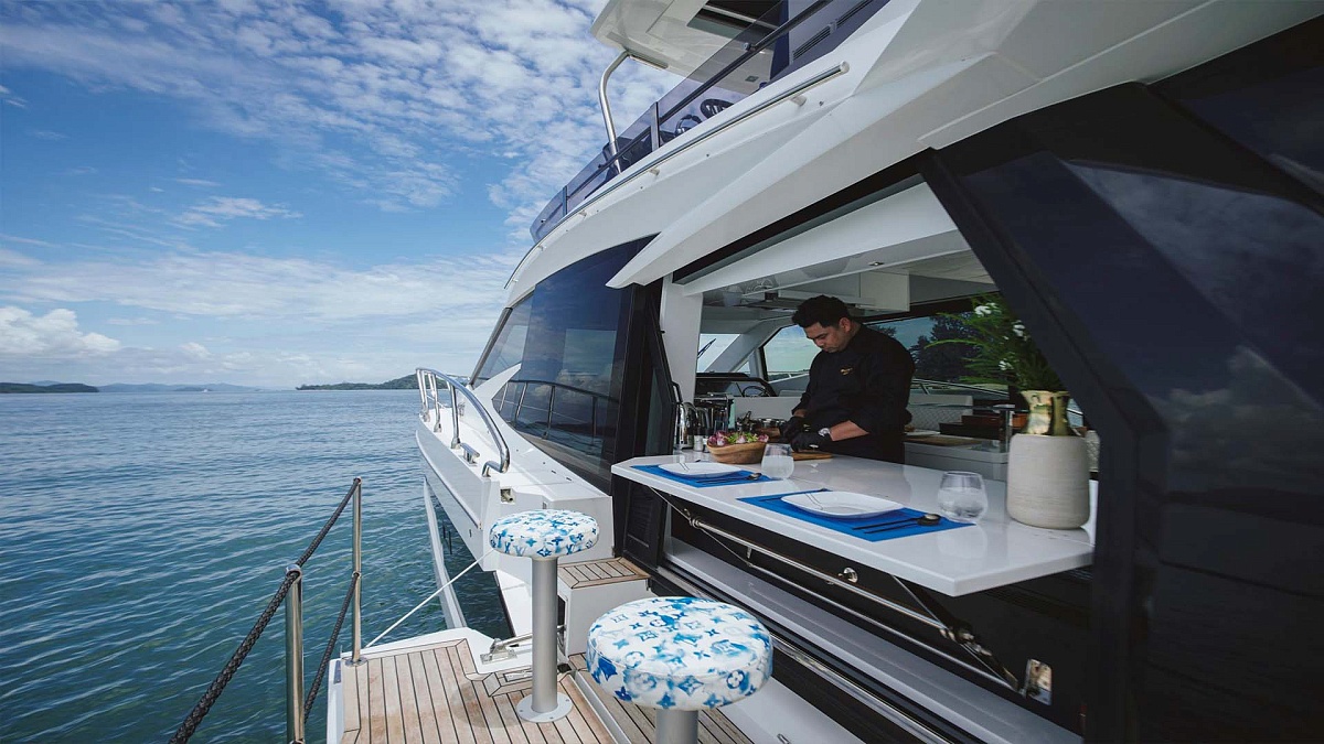 Бар на откидных балконах - яхта Galeon 500 Liquid Asset на Пхукете
